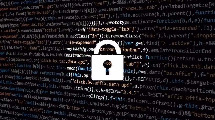 Este artigo examina como as ameaças de cibersegurança escalaram dramaticamente durante a pandemia de COVID-19, destacando a vulnerabilidade crítica Log4Shell e defendendo uma metodologia de desenvolvimento "security-first".